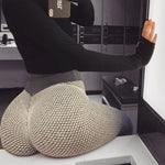 femme assise prenant un selfie avec les leggings tik tok